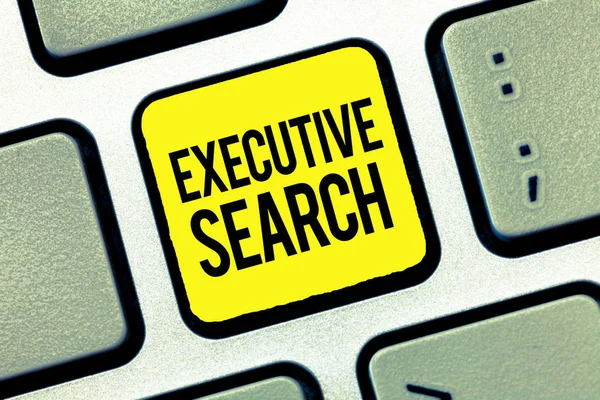 Executive Search 를 보여 주는 문자 표지판. 개념 사진 모집 서비스 조직 돈을 지불하고 지원자를 찾기 위해 — 스톡 사진