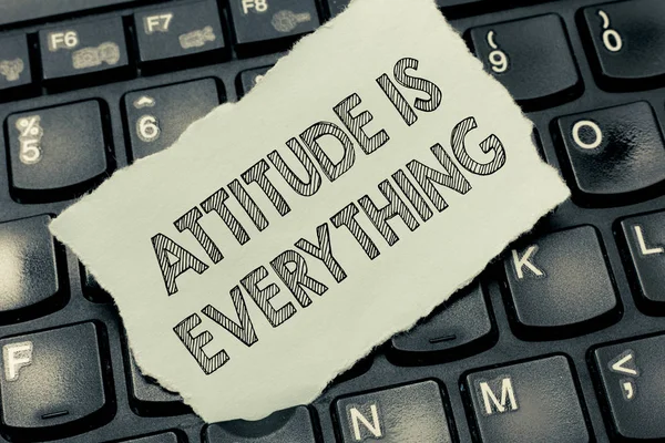 La escritura a mano conceptual que muestra la actitud lo es todo. Texto de la foto de negocios Perspectivas positivas es la guía para una buena vida — Foto de Stock