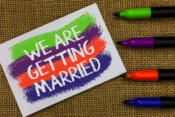 Wir heiraten. Geschäftskonzept für Verlobung Hochzeitsvorbereitung liebevolles Paar bunte Wellen mit weißer Seite und Text Farbmarker in einer Linie auf Jutesack gelegt. — Stockfoto