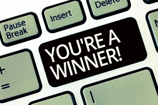Ordet skriver text du re är en vinnare. Affärsidé för att vinna som 1: a plats eller mästare i en tävling — Stockfoto