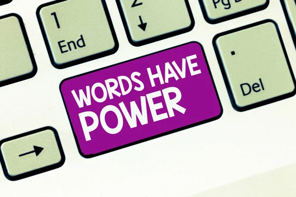 Manuscrito de texto escrevendo palavras têm poder. Conceito que significa Capacidade de energia para curar ajuda a dificultar humilhar e humilhar — Fotografia de Stock