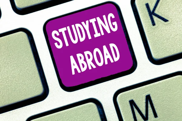 Textschild mit der Aufschrift "Auslandsstudium". Konzeptionelle Foto lernen außerhalb der Heimat im Ausland Reisen — Stockfoto