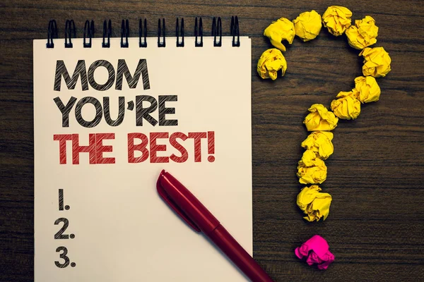 メモ Mom を再表示を書きがベストです。ビジネス写真メモ帳赤ペン黄色い紙塊質問木製テーブルの上に書かれた、母の愛感情褒めの言葉を感謝の意を展示. — ストック写真