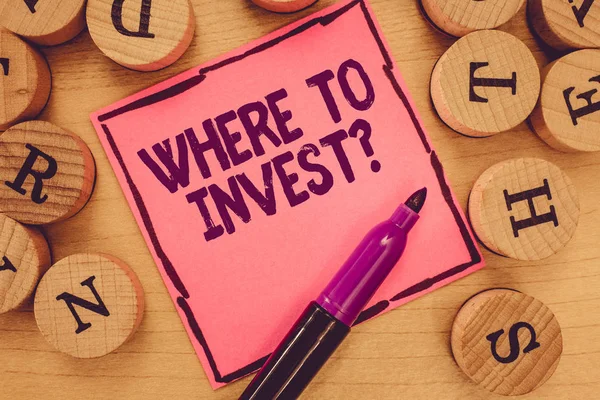 Escrevendo nota mostrando onde investir pergunta. Foto de negócios mostrando perguntando a alguém sobre o lugar para colocar dinheiro em — Fotografia de Stock