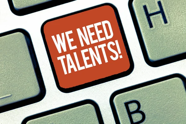 Tekst teken weergegeven: We moeten talenten. Conceptuele foto op zoek naar creatieve recruiters aan bedrijf of team — Stockfoto