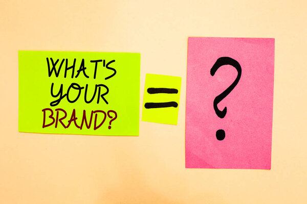 Письменная записка, показывающая, что является вопросом Вашего бренда. Деловая фотовыставка Определить индивидуальный товарный знак Определить компанию Написано на зеленой липкой ноте на желтый и вопросительный знак на розовой бумаге
.