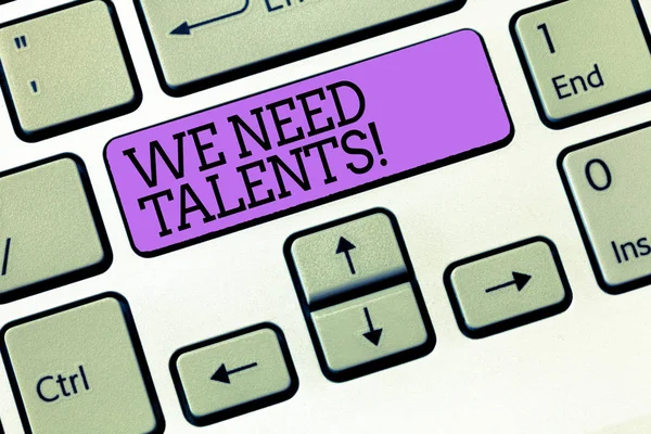 Woord schrijven tekst We moeten talenten. Businessconcept voor op zoek naar creatieve recruiters aan bedrijf of team — Stockfoto