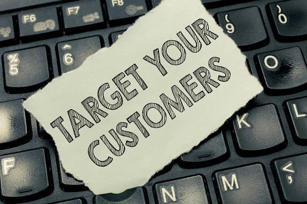 Ecriture conceptuelle montrant Target Your Customers. Texte de la photo d'affaires Gamme et intérêt spécifiques Utilisateurs et acheteurs potentiels — Photo