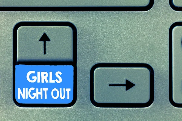 Escribiendo nota mostrando Girls Night Out. Foto de negocios que muestra las libertades y la mentalidad libre de las niñas en la era moderna — Foto de Stock