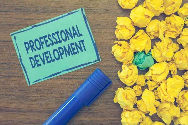 Textschild mit der Aufschrift Professional Development. Konzeptfoto Lernen, Kompetenzen zu erwerben oder zu erhalten — Stockfoto