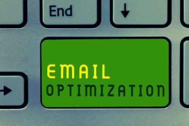 Kelime yazma e- posta optimizasyonu. Pazarlama kampanyasının etkinliğini en üst düzeye çıkarmak için iş kavramı
