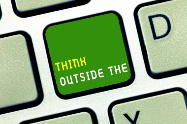 Dışarıda düşünüyorum gösterilen Not yazma. Yaratıcı düşünme seyir içinde farklı bir bakış açısı vitrine iş fotoğraf