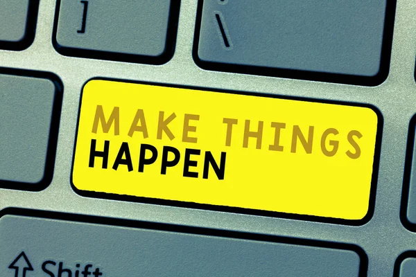 Signo de texto que muestra Make Things Happen. Foto conceptual Ejercer esfuerzo para lograr y cumplir algo Ir y actuar — Foto de Stock