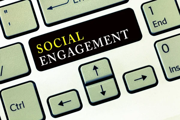 Σύνταξη σημείωσης δείχνει το Social Engagement. Επαγγελματίες φωτογραφία προβάλλοντας βαθμός της εμπλοκής σε μια online κοινότητα ή κοινωνία — Φωτογραφία Αρχείου