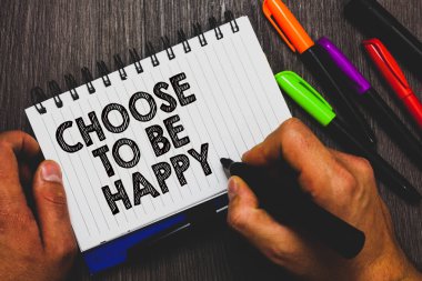 Metin yazma Word seçin olmak mutlu. Gülen neşeli sevindim zevk kalem tutan el ve kağıt kroki kelime yalan yakınındaki bazı kalem odunsu masa üzerinde iyi bir ruh halinde olmak karar için iş kavramı.