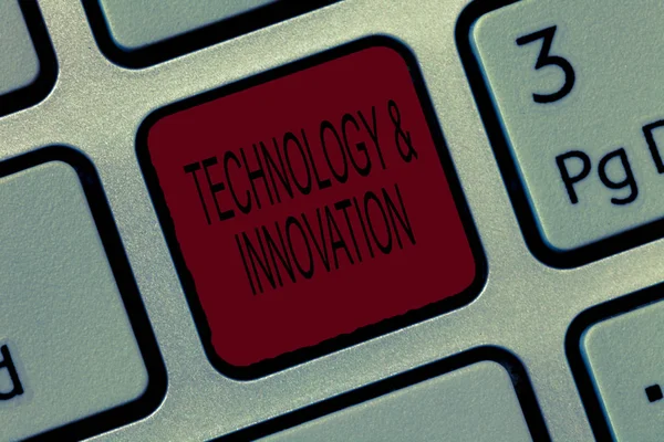 Schrijven van notitie weergegeven: Technologyandinnovation. Zakelijke foto presentatie van de toepassing van betere oplossing voor de nieuwe behoeften van de markt — Stockfoto