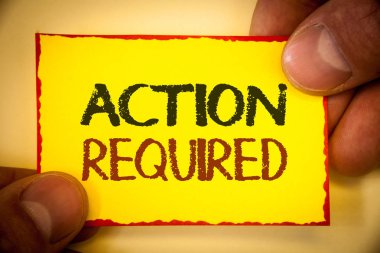 Gerekli eylem gösteren Not yazma. Köşe iletisi tutan önemli hareket gerekli hemen hızlı önemli görev metin kelime sarı kağıt kırmızı kenarlıkla parmak vitrine iş fotoğraf.