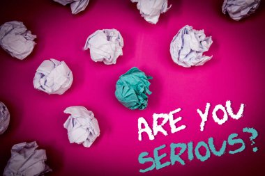 Are sen ciddi soru gösterilen metin işareti. Kavramsal fotoğraf var gerçek fikirler mavi mektuplardan pembe buruşuk arka plan kağıtları birkaç beyaz için çalışır güvensizlik mi geçiyorsun.