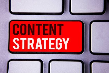 Word yazı metni içerik stratejisi. İş kavramı yönetim ağ Internet Web sitesi pazarlama planı beyaz metin iki kelime kırmızı sekmesini anahtar düğme basın bilgisayar klavye iş için.