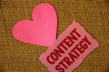 Kavramsal el içerik stratejisi gösterilen yazma. İş fotoğraf metin yönetimi ağ Internet Web sitesi pazarlama planı metin pembe yırtık kağıt Not kalp seviyorum mesaj mektup.