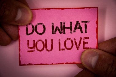 El yazısı metin yapmak What You Love... Pozitif arzu mutluluk faiz zevk mutlu seçim kelimeler anlam kavramı köşeleri iletisi tutan pembe kağıt Not kırmızı kenarlıkla parmak yazıldı.