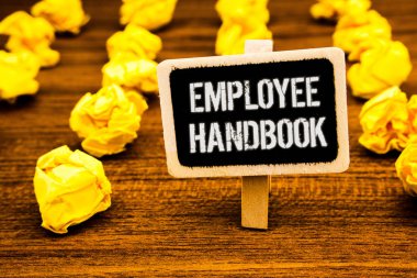 Çalışan el kitabı yazma el yazısı metin. Belge Kılavuzu düzenlemeler kuralları rehber ilke kod beyaz metin siyah boya ahşap tahta küçük resepsiyon sarı kağıt notları uyarı anlam kavramı.