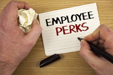 El yazısı metin çalışan Perks. Beyaz kağıt Not Siyah marker el çalışan yararları ikramiye tazminat ödüller sağlık sigortası metin iki kelime anlam kavramı kağıt Not ufalanmış.