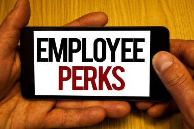Metin işaret gösteren çalışan Perks. Kavramsal fotoğraf çalışan yararları ikramiye tazminat ödüller sağlık sigortası iki ev düğmesine basın yazılı siyah telefon ekran kelime tutan eller.