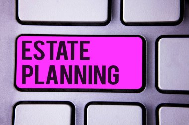 Emlak planlama gösterilen Not yazma. Sigorta yatırım emeklilik planı ipotek özellikleri klavye mor anahtar siyah harflerle kelimeler niyeti metin bilgisayarda vitrine iş fotoğraf.