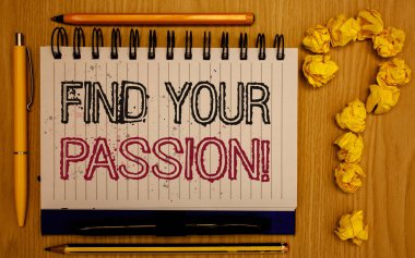 Bul Your Passion motivasyonel ara gösterilen metin işareti. Kavramsal fotoğraf teşvik insanlar bul anahat metin kalem kalem odunsu Resepsiyon kıvrım topları formu sorgu işareti ile onların rüya Not defteri.
