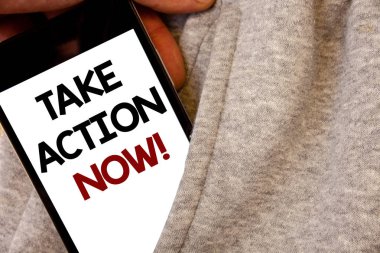 Al şimdi motivasyon arama eylemi gösterilen metin işareti. Kavramsal fotoğraf acil hareket hemen hemen başlamak sözler başlangıcı siyah beyaz telefon ekran cep beyaz eşofman tutan el yazılı.