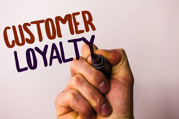 Текст письма "Верность клиента". Деловая концепция для удовлетворенности клиентов Долгосрочные отношения Доверие Человек держит ручку указывая идея сообщение черные красные буквы белый фон
.