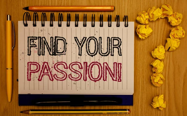 Sinal de texto mostrando Find Your Passion Motivational Call. Foto conceitual incentivar as pessoas a encontrar o seu sonho Bloco de notas com esboço caneta texto lápis mesa lenhosa bolas de friso formam marca de consulta . — Fotografia de Stock