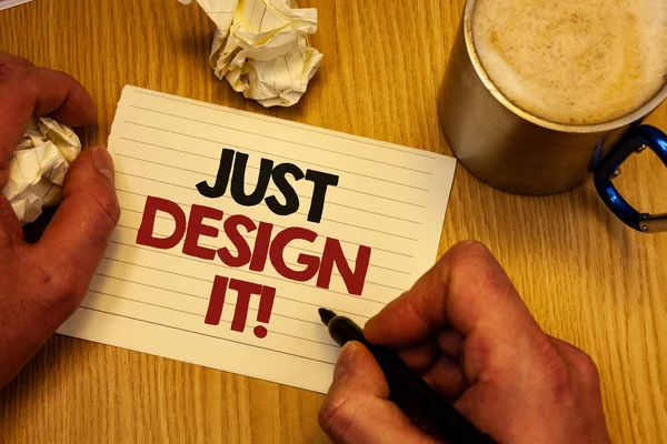 Scrittura di testi a mano Just Design It Motivational Call. Concetto significato Creare nuove decorazioni grafiche originali Uomo che tiene idee penna notebook carta accartocciata tazza di caffè sfondo di legno . — Foto Stock