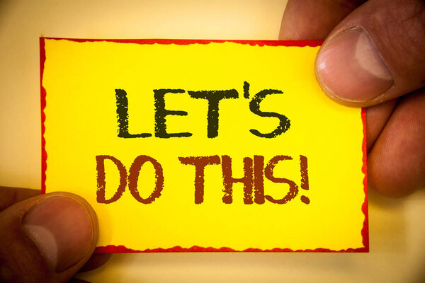 Написать заметку, показывающую Let Us Do This Motivational Call. Вдохновляющие текстовые слова желтая бумага красные пограничные пальцы держа угловой мессаж
.