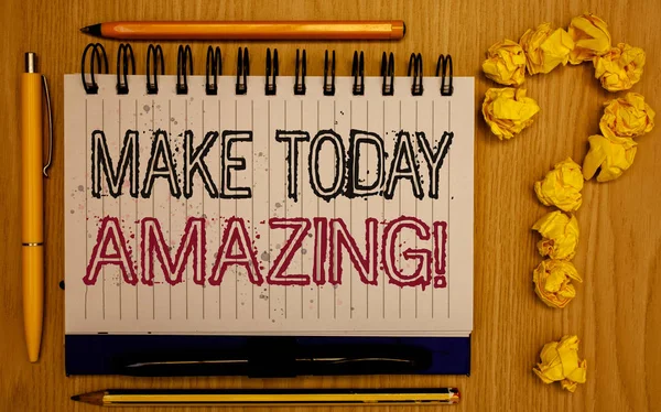 Señal de texto que muestra Make Today Amazing Motivational Call. Foto conceptual Momento productivo Bloc de notas optimista especial con contorno texto lápiz madera escritorio engarzado bolas forman marca de consulta . — Foto de Stock