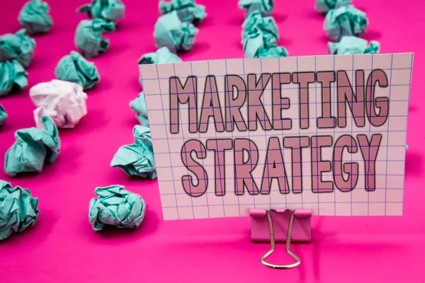 개념적 손을 보여주는 마케팅 전략 작성입니다. 핑크 핑크 편지 지상 녹색 종이 lob와 계획 수식 창의성 연구 조직 클립을 보여주는 비즈니스 사진. — 스톡 사진