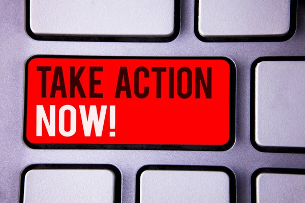 Texto escrito por palavra Take Action Now Motivational Call. Conceito de negócio para o movimento urgente Iniciar imediatamente Iniciar texto branco duas palavras botão de tecla vermelha guia pressione o trabalho do teclado do computador . — Fotografia de Stock