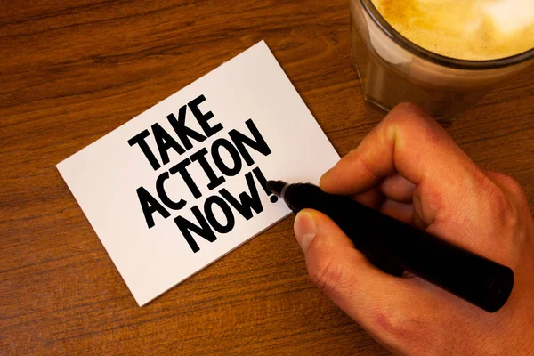 Escritura a mano conceptual mostrando Take Action Now Motivational Call. Texto de la foto de negocios Urgente Mover Inicio Inmediatamente Comenzar Texto Libro blanco mano negro marcador café carta de vidrio . — Foto de Stock