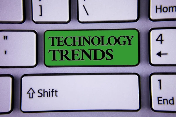 Note d'écriture montrant les tendances technologiques. Photo d'affaires mettant en valeur Tendance Moderne Viral Advanced Development Tendance Nouveau moderne couleur argentée clavier bouton vert avec des mots noirs touche fléchée . — Photo