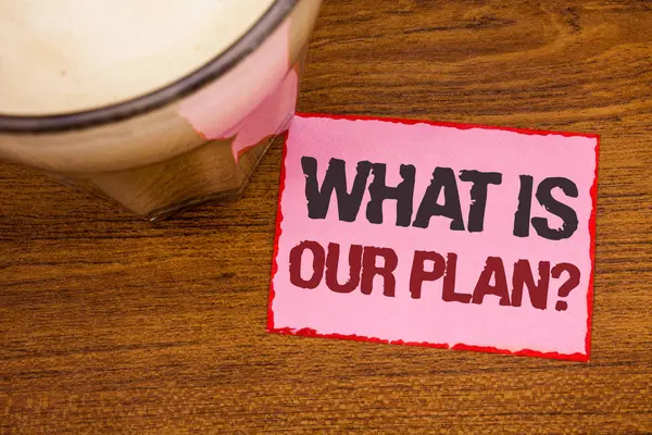 Conceptuele hand schrijven tonen wat Is onze Plan vraag. Zakelijke foto tekst missie doel Agenda Strategize brainstormen houten bureaublad rood bekleed roze papier met verschillende teksten koffie mok. — Stockfoto