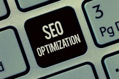 Seo Optimizasyon 'u gösteren bir not yazıyorum. Web sitesi veya sayfanın çevrimiçi görünürlüğünü etkileyen iş fotoğrafı gösterme süreci