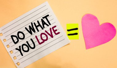 Yapmak What You Love gösterilen metin işareti. Kavramsal fotoğraf motivasyon enine beyaz kağıt kelimeler eşit sevgi kalp şeftali rengi temel etkinliklerle eğlenceli şeyler yapmak.