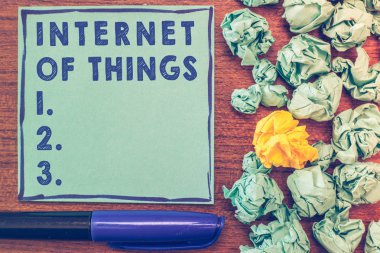 Kavramsal el Internet Of Things gösterilen yazma. Bağlantı net almak veri göndermek için cihazların vitrine iş fotoğraf