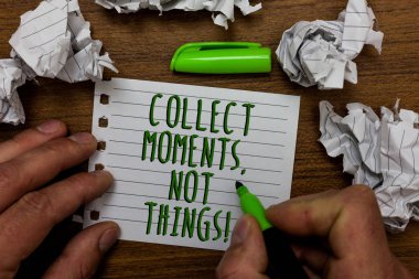 Metin yazma anlar, toplamak şeyler değil kelime. İş kavramı mutluluk felsefe için basit yaşam gerçekleri el Yeşil kalem tutun ve beyaz sayfa kağıt ahşap masanın üzerinde etrafında lobs zevk.