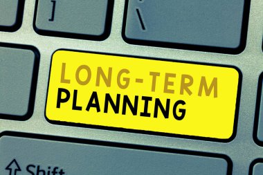 Uzun vadeli planlamayı gösteren bir mesaj. Beklenen Hedefleri Belirle 5 veya daha fazla yıl sonrasına dair kavramsal fotoğraf