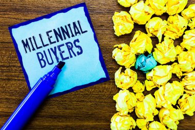 Millennial alıcılarını gösteren bir not yazıyorum. Ticari fotoğraf gösterimi trend ürünlerle ilgilenen tüketicilerin türü