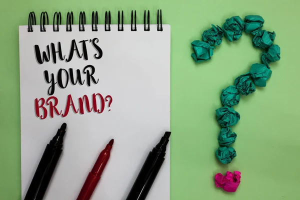 Konceptuella hand skriva visar vad s handlar ditt varumärke. Företag foto annonstexter definiera enskilda varumärke identifiera företaget fästis med texter touch grönbok lob frågetecken. — Stockfoto