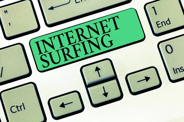 Πινακίδα που δείχνει Internet Surfing. Εννοιολογική περιήγηση φωτογραφιών εκατοντάδες ιστοσελίδες χρησιμοποιώντας οποιοδήποτε εγκατεστημένο πρόγραμμα περιήγησης — Φωτογραφία Αρχείου