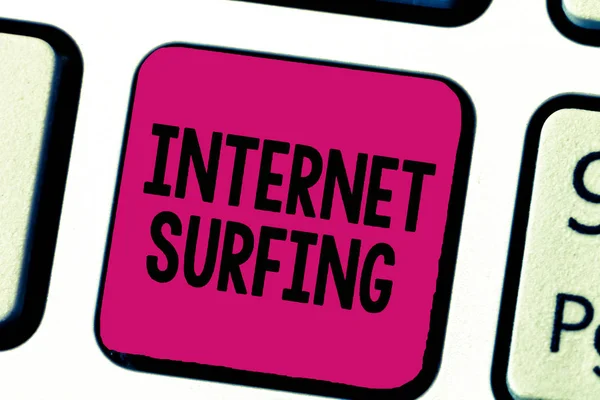 Schreibnotiz, die das Surfen im Internet zeigt. Geschäftsfotos, die das Surfen auf hunderten von Webseiten mit jedem installierten Browser zeigen — Stockfoto